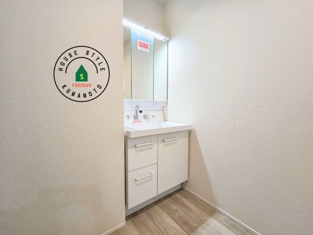 熊本市西区池田3丁目第1-２棟（1号棟）の独立洗面台|毎日使うものだから清潔な空間を保ちたい水回り。洗面にはそんな願いを解消させてくれる収納アイデアが満載です。三面鏡の裏側にはキャビネットが現れ小物から背の高い物まで収納できます。