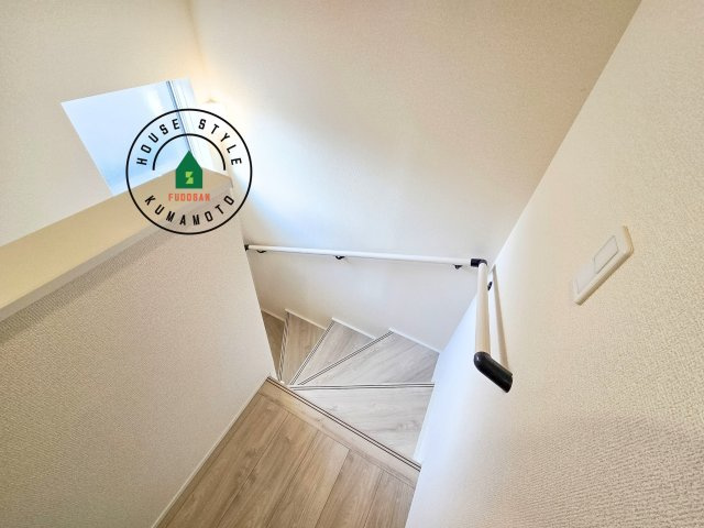 熊本市西区池田3丁目第1-２棟（1号棟）の内装|＜手すり付階段＞手すりがないと階段の昇り降りで危険なことはもちろん、壁に手をつきながら歩くことで壁紙が汚れやすくなります。すべての方に快適に昇り降りしていただくため、手すりを設置しました。