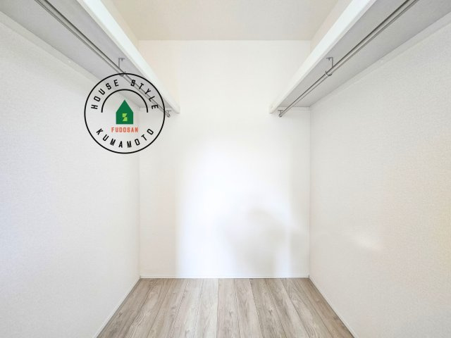 熊本市西区池田3丁目第1-２棟（1号棟）の収納|洋服や大きな荷物が多い方や人数の多いご家族などは、一般的なクローゼットよりもウォークインクローゼットのほうが使い勝手が良いです。