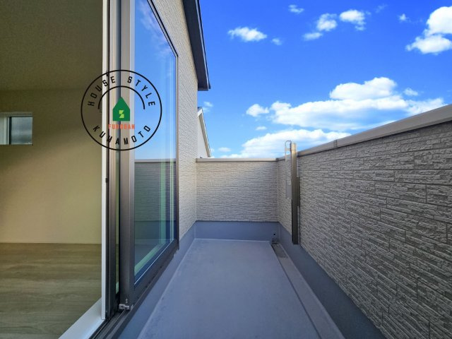 熊本市西区池田3丁目第1-２棟（1号棟）のバルコニー|風をしっかりと感じられるバルコニーでは、毎日が洗濯日和です。広々としているので洗濯も楽しくなるでしょうし、気分転換にバルコニーからの眺めを楽しむのもいいでしょう。