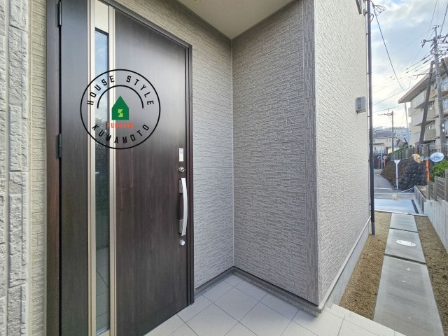 熊本市西区池田3丁目第1-２棟（1号棟）の玄関|おでかけの時も帰った時も、「我が家」を最初に感じでもらえる素敵な空間に。