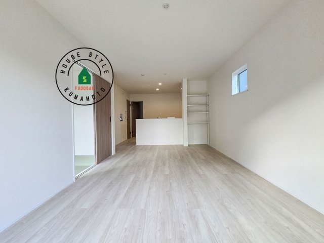 熊本市西区池田3丁目第1-２棟（1号棟）の居間・リビング|キッチンからリビングをしっかり確認できます。家族の笑顔があふれる空間になりそうですね。