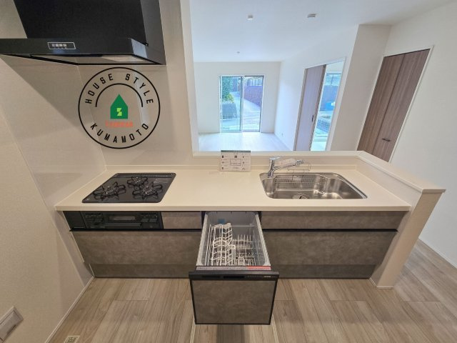 熊本市西区池田3丁目第1-２棟（1号棟）のキッチン|ご家族を近くに感じられる対面キッチンのLDK。会話もはずみそうですね。