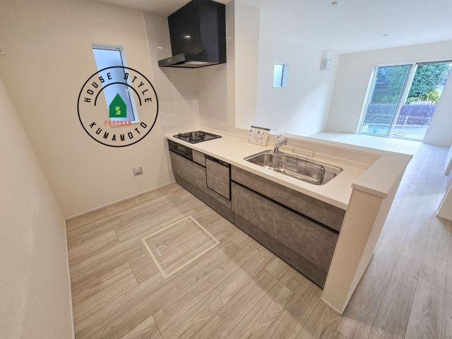 熊本市西区池田3丁目第1-２棟（1号棟）のキッチン|ダイニングテーブルへの配膳がラクラク、お料理はかどるカウンター付きシステムキッチン！