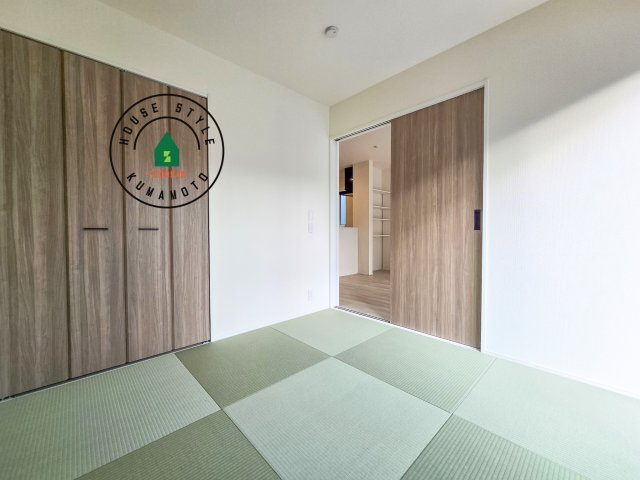 熊本市西区池田3丁目第1-２棟（1号棟）の和室|和室を上手に活用すると暮らし方の幅が広がります。例えば普段は開け放して、子供の小さいうちはお昼寝や遊びのスペースに。畳はソフトなので転んでもケガをしにくく安心です