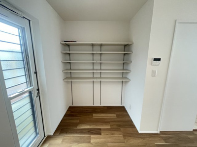 【収納】 | 沖縄市美里6丁目（全9棟）11号棟 | 11号棟　大容量パントリー付き♪（お勝手口付き）