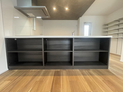 【居間・リビング】 | 沖縄市美里6丁目（全9棟）11号棟 | 11号棟　LDK18帖♪カウンター下収納付き♪