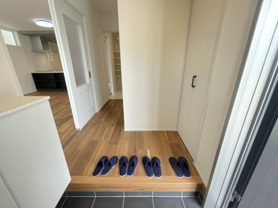 【玄関】 | 沖縄市美里6丁目（全9棟）11号棟 | 11号棟　玄関ホール収納付き♪