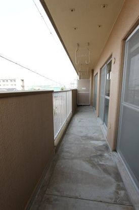 メゾン惟信のバルコニー|外からの目が気にならないバルコニーで洗濯物が干せます