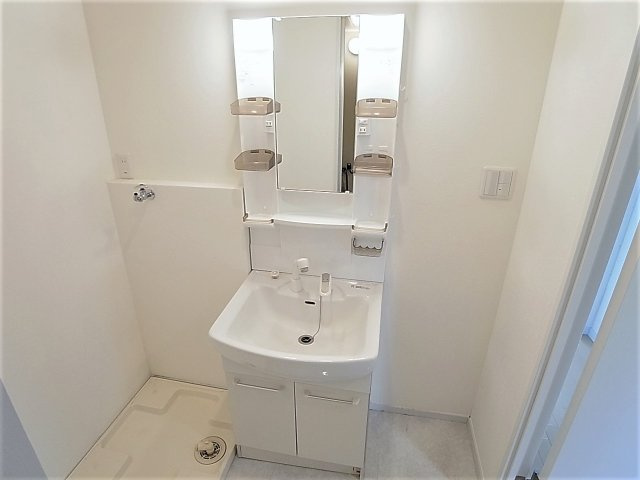 ウィングパレスの洗面所|シャンプードレッサー入れ替えで綺麗な独立洗面