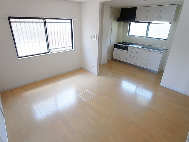 ウィングパレスの居間・リビング|リビングスペース、広々12帖、窓も多く明るいです