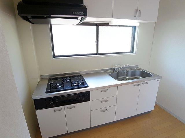 ウィングパレスのキッチン|システム３口ガスキッチン、グリル付き