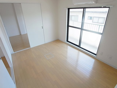 【内装】 | ウィングパレス | 日当たりの良い明るい洋室