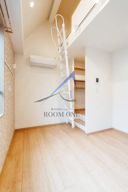 ＯＪ　ＨＩＬＬＳ　ＦＩＲＳＴの居間・リビング|洋室のお部屋です。