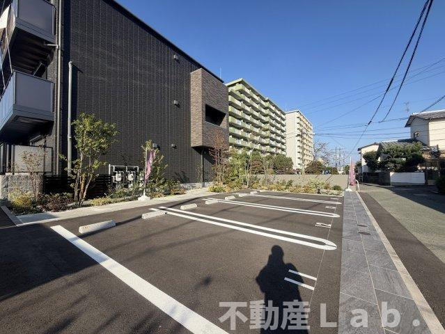 シャーメゾンシンシアの駐車場