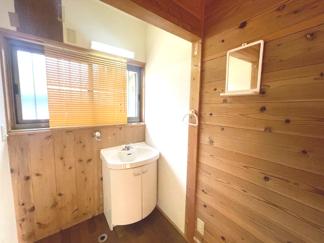 高島市マキノ町蛭口中古戸建の独立洗面台