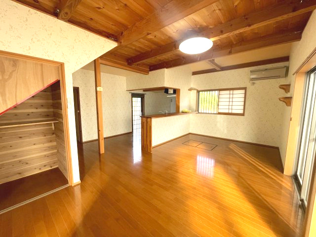高島市マキノ町蛭口中古戸建の居間・リビング