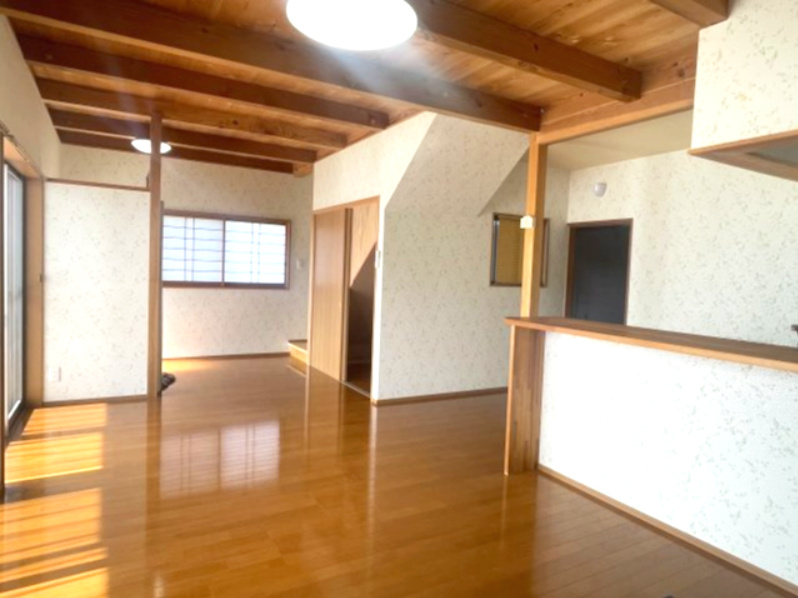 高島市マキノ町蛭口中古戸建の居間・リビング