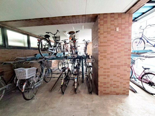 ライオンズマンションお花茶屋駅前通りの駐輪場