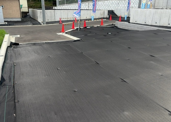 【外観】 | 家を建てる場合、方位は要チェックです。現実的に日当たりのよい家ならばリビングは南側、建築基準法でも北側に当たる家への配慮は求められています。土地を見学に行く際は、方位磁針を持って行くようにしましょう。