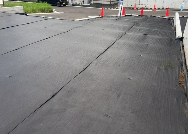 【外観】 | 土地の前の道路に消火栓が設置されていることがあります。この場合、道路交通法第45条第1項により、駐車禁止の場所が指定されています。そのため、車庫などの駐車スペースをつくることができない場合があります。