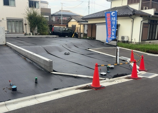 【外観】 | 現地に行くなら、物件の周囲の地形がどうなっているかを見ることも大切です。周辺より低くなっている土地では、大雨などで水が集まりやすいため、地盤が弱くなっているということも考えられるため、注意が必要です。