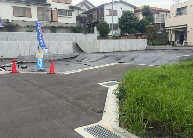 【外観】 | 人が暮らすうえで日光は大切な要素となります。日当たりの良さは譲れないポイントですね。併せて近くに大きな建築物の建築予定がないか、あるいはそれが可能な土地が近くにないか事前に確認することもお勧めします。