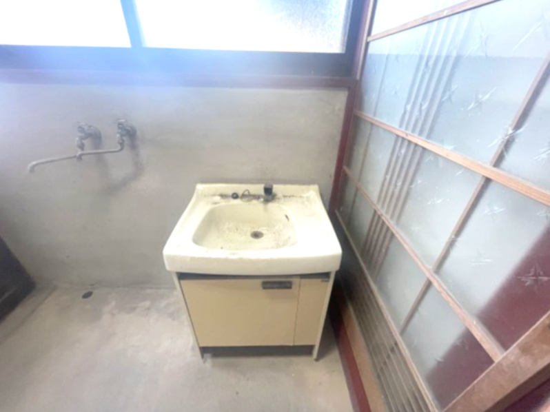 高島市新旭町藁園中古戸建の独立洗面台