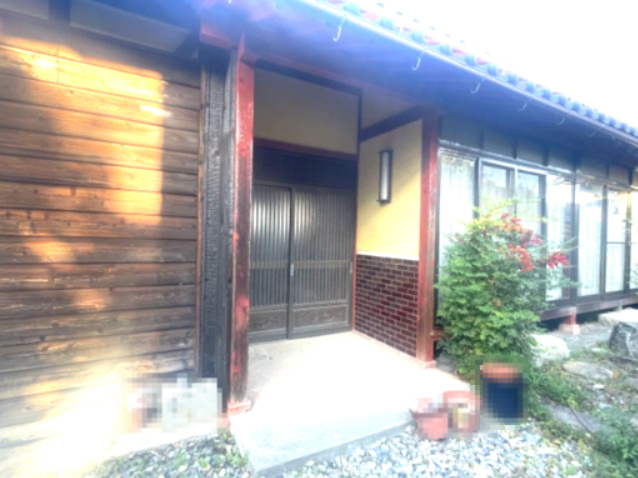 高島市新旭町藁園中古戸建のエントランス