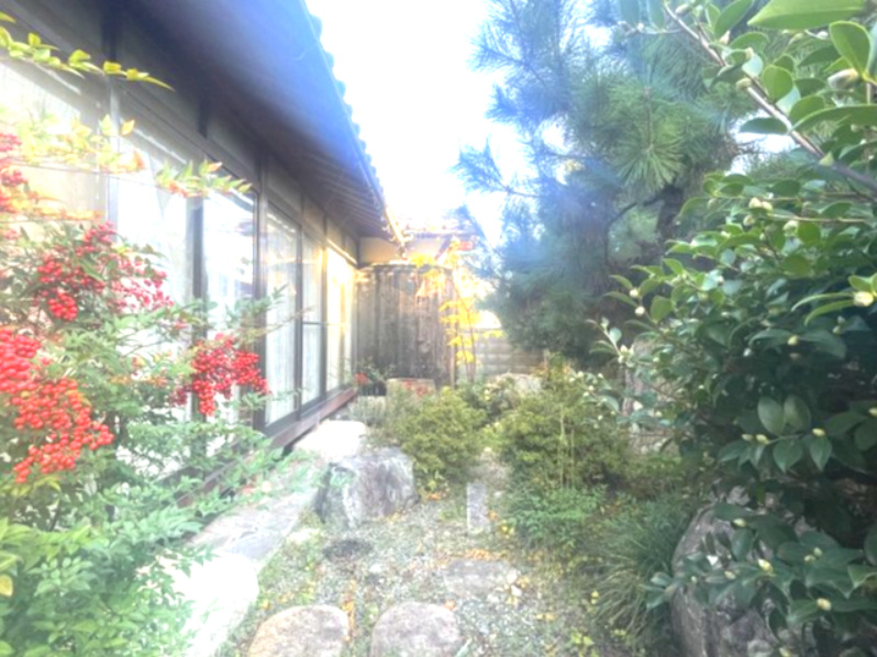 高島市新旭町藁園中古戸建の庭