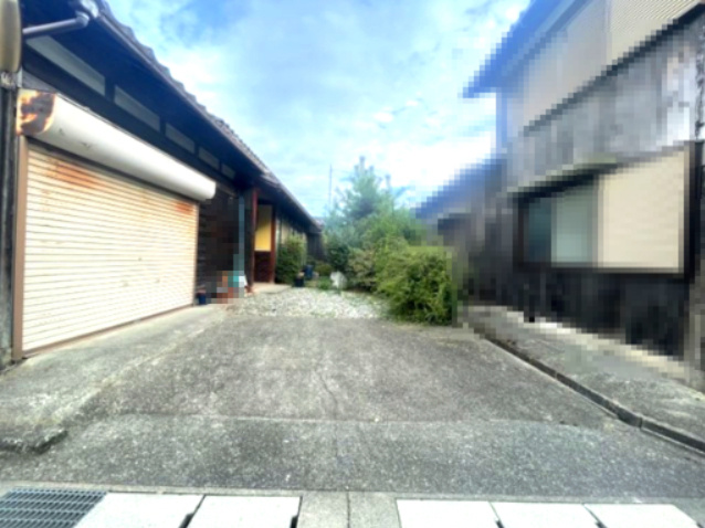 高島市新旭町藁園中古戸建の駐車場