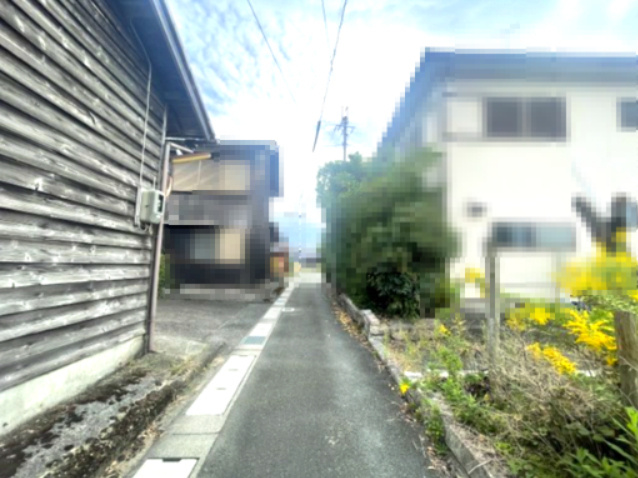 高島市新旭町藁園中古戸建の前面道路含む現地写真