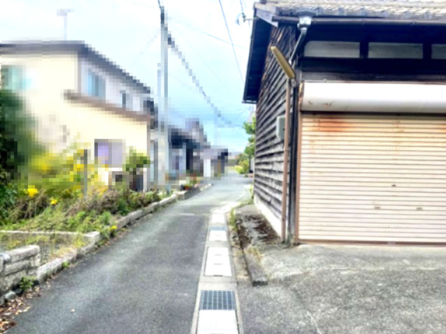 高島市新旭町藁園中古戸建の前面道路含む現地写真