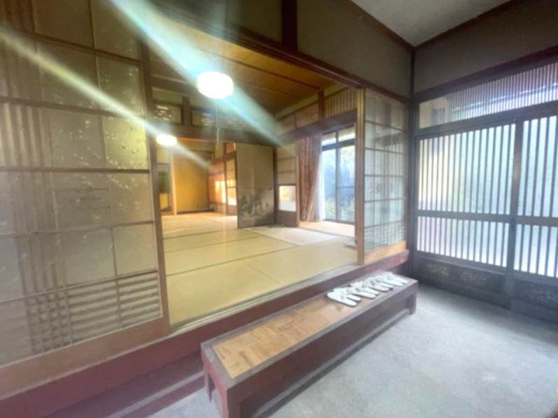 高島市新旭町藁園中古戸建の玄関