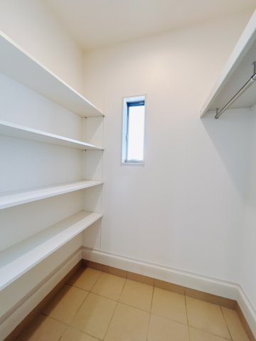 【新築戸建】第1高崎市冷水町の収納|■SIC（1号棟）｜S.I.Cはスペースが効率よく使える可動棚仕様！大きめのベビーカーやブーツ、平らなサンダルなど用途に合わせて段の高さが変えられます