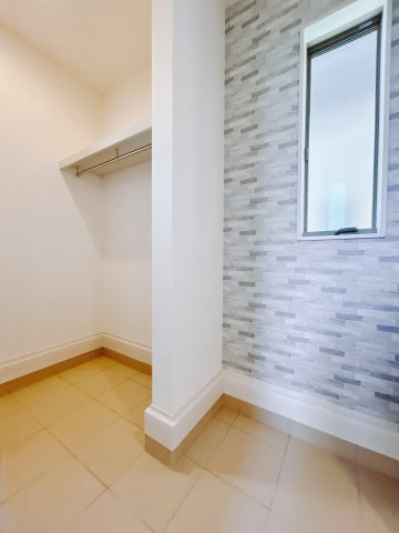 【新築戸建】第1高崎市冷水町の収納|■SIC（1号棟）｜土間続きの収納♪靴はもちろん、汚れやすいベビーカーやアウトドア用品など拭かずにしまえてうれしい♪アクセントクロスでおしゃれな印象もプラス☆彡