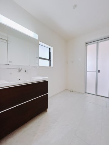 【新築戸建】第1高崎市冷水町の独立洗面台|■洗面室（1号棟）｜朝のお出かけ準備に嬉しい三面鏡。鏡の裏には歯ブラシや整髪料などを収納できるスペースもあるので、いつでもスッキリ片付きます♪