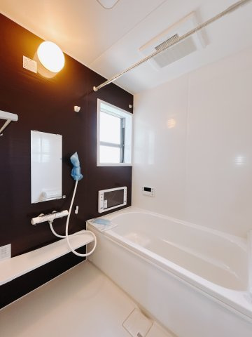 【新築戸建】第1高崎市冷水町の浴室|■浴室（1号棟）｜ゆったり足を伸ばせるサイズの浴室(*＾＾*)　夜間のお洗濯や、雨の日のお洗濯に大活躍の浴室暖房乾燥機付き！お子さまとの入浴の際に嬉しいエコベンチ浴槽付きです♪