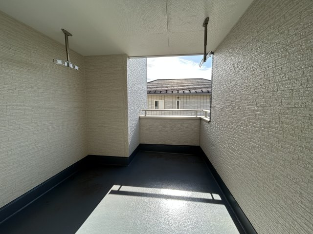 【新築戸建】第1高崎市冷水町のバルコニー|■バルコニー（1号棟）｜沢山の洗濯物も天候に左右されず干せますし、休日にはソファーを置いてゆっくり過ごすことも可能です♪一目を気にせず皆でバーベキューもいいですね♪