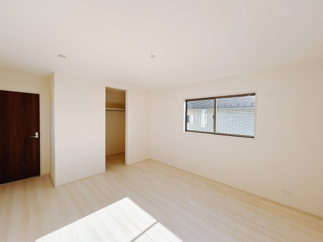 【新築戸建】第1高崎市冷水町の寝室|■主寝室（1号棟）｜広い寝室ならインテリアも自由自在にお楽しみいただけます♪お外から帰ってきた後は寝室でゆっくり自分の時間をお過ごしください。