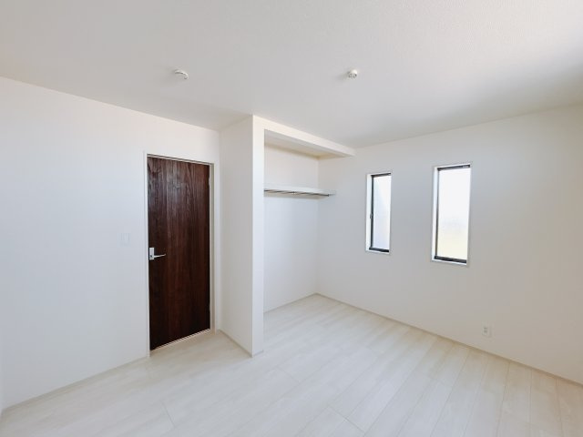 【新築戸建】第1高崎市冷水町の洋室|■2階洋室（1号棟）｜お子様の一人部屋にピッタリな洋室。木のぬくもりを感じるフローリングは、天然木の味わいが時とともに深みを増していきます。また、傷にも強く、フリーワックスでお手入れもラクラクです♪