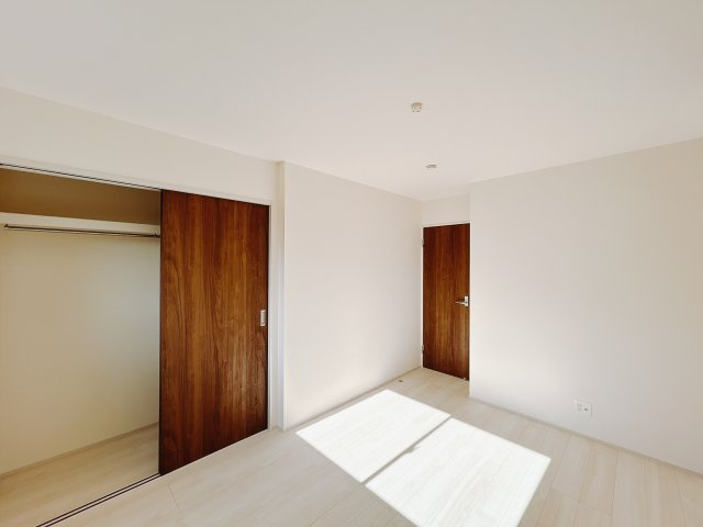 【新築戸建】第1高崎市冷水町のその他|■2階洋室（1号棟）｜ナチュラルカラーの床です。模様替えなどとても楽しく工夫できます♪陽当たり、風通しもとても良いので毎日快適な生活スタートです！子供部屋にも良いですね♪