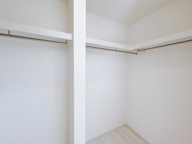 【新築戸建】第1高崎市冷水町の収納|■WIC｜（1号棟）主寝室には夢のウォークインがございます♪お洋服やバッグだけでなく、増えていくお洋服やご家族での思い出の品もしっかりと収納します( ＾＾ )