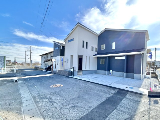 【新築戸建】第1高崎市冷水町の外観|■外観（1号棟）｜土日のご見学はもちろん、平日・夜間のご案内も大歓迎です♪「今から見たい」や「仕事終わりに見たい」にもご対応できますのでお気軽にお問い合わせください♪