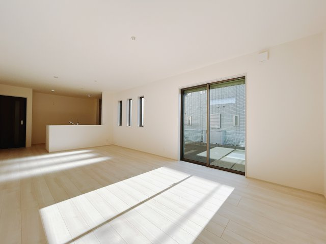 【新築戸建】第1高崎市冷水町の居間・リビング|■リビング（1号棟）｜時の流れと共に陽射しは装いを変え空間に新たな彩りを与えます。一日中家に居ても飽きることなく過ごすことができる素敵な空間です♪