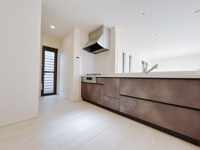 【新築戸建】第1高崎市冷水町のキッチン|■キッチン（1号棟）｜全スライド式収納キッチン。鍋やお皿の出し入れもラクラクです☆また、ワークトップ幅が広く、お子さまと並んで料理ができます♪