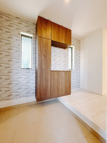 【新築戸建】第1高崎市冷水町の玄関|■玄関（1号棟）｜毎日の「いってらっしゃい」や「お帰りなさい」を大切なご家族と過ごす玄関は〈使いやすさ〉を追求しております。玄関横の物入は急な来客時でもさっとお片付けできるスペースを確保しています。