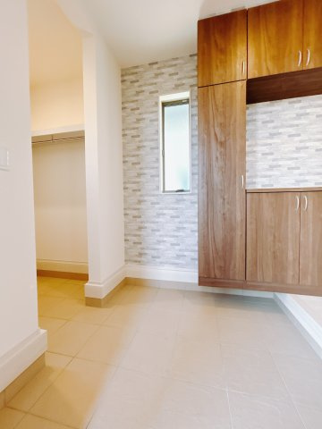 【新築戸建】第1高崎市冷水町の玄関|■玄関（1号棟）｜「玄関から、我が家を心地よく。自然の風や光を感じられる気持ちのいい玄関へ。」永く居心地のいい暮らしを演出する快適性能と安心を両立させたドアを採用しました！