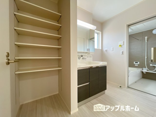 【新築戸建】深谷市宿根　全５棟の浴室|窓付きのバスルームは、採光もあり明るく気持ちの良い空間です。窓があることで、換気環境も良好。掃除もスムーズに出来ます