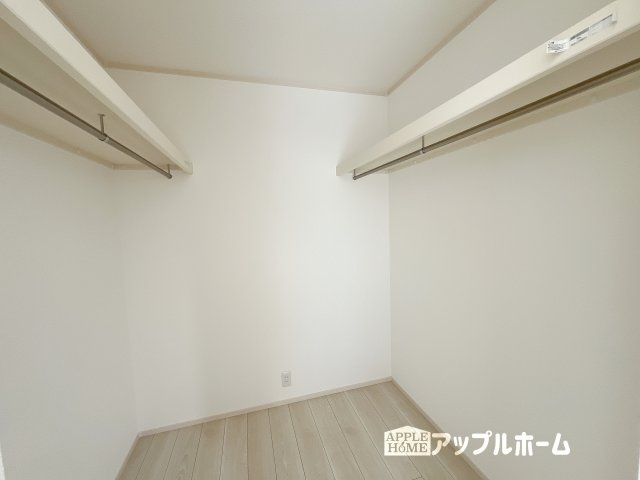 【新築戸建】深谷市宿根　全５棟の収納|お洋服を大切にされる方に大変喜ばれる、ウォークインクローゼット。お洋服以外にも掃除機やスーツケースなどを一箇所に集約できるのは魅力ですね！扉が一箇所ですので、お部屋の見た目にもスッキリ！